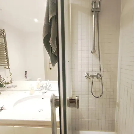 Private Bedrooms In A Shared House, No Elevator, In Bairro Alto منزل للإقامة *