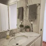 Private Bedrooms In A Shared House Without An Elevator In Bairro Alto Проживання в сім'ї