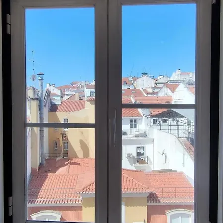 Private Bedrooms In A Shared House Without An Elevator In Bairro Alto Δωμάτια σε οικογενειακή κατοικία *