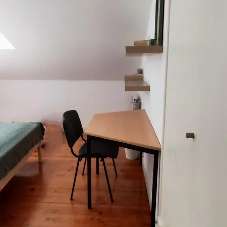 Δωμάτια σε οικογενειακή κατοικία Private Bedrooms In A Shared House Without An Elevator In Bairro Alto