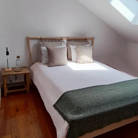 Homestay szállás Bedrooms In A Shared House In Bairro Alto Praca Camoes *